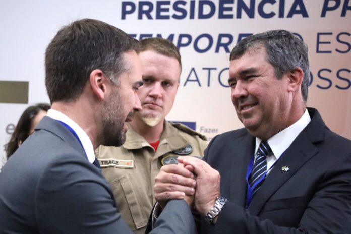 Vídeo: bandeira resgatada no RS é entregue por MS como Vídeo: bandeira resgatada no RS é entregue por MS como símbolo da reconstrução gaúcha
