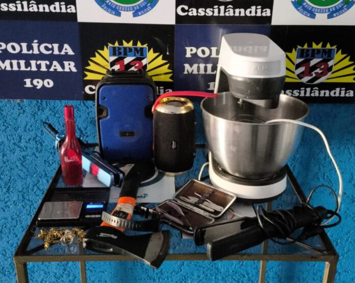 Em Cassilândia, Polícia Militar recupera produtos furtados e prende três Em Cassilândia, Polícia Militar recupera produtos furtados e prende três indivíduos por cometerem tráfico de drogas e receptação