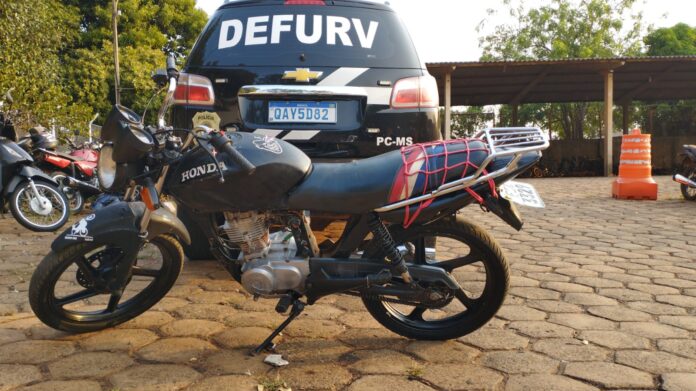 Polícia Civil apreende motocicleta com sinais identificadores adulterados, em Campo Polícia Civil apreende motocicleta com sinais identificadores adulterados, em Campo Grande