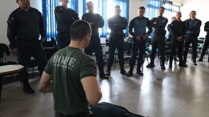 Policiais Militares em Três Lagoas recebem instruções de A.P.H. e Policiais Militares em Três Lagoas recebem instruções de A.P.H. e Sobrevivência Policial do BOPE da PMMS