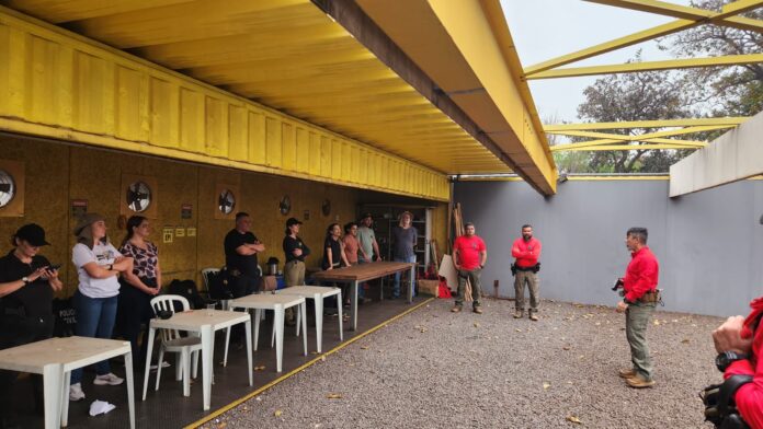 Policiais civis participam de curso de aperfeiçoamento em tiro ministrado Policiais civis participam de curso de aperfeiçoamento em tiro ministrado pela Acadepol