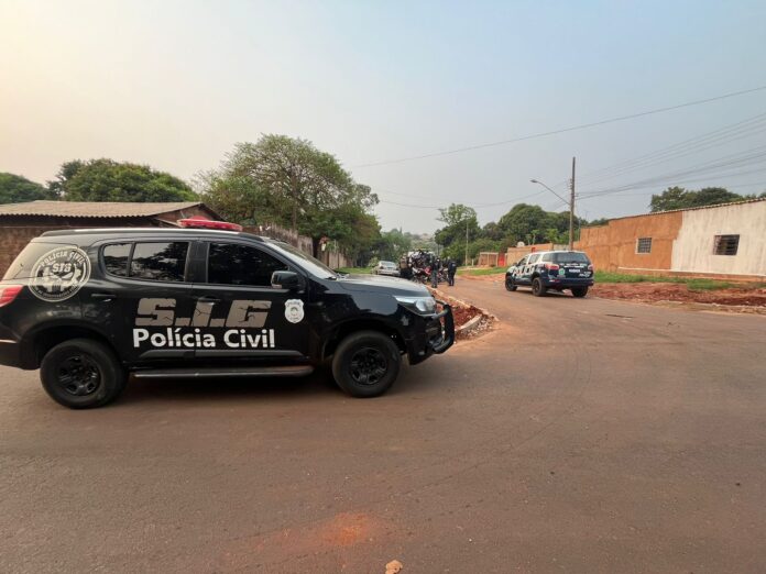 Policiais cumprem mandado de busca e apreensão e prendem irmãos Policiais cumprem mandado de busca e apreensão e prendem irmãos por adulteração de veículo