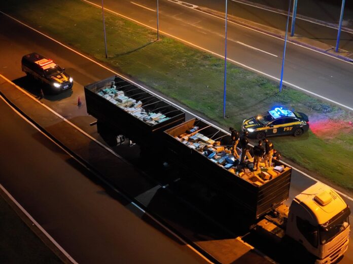 Polícias Civil e Rodoviária Federal apreendem carga milionária de drogas Polícias Civil e Rodoviária Federal apreendem carga milionária de drogas em Amambai
