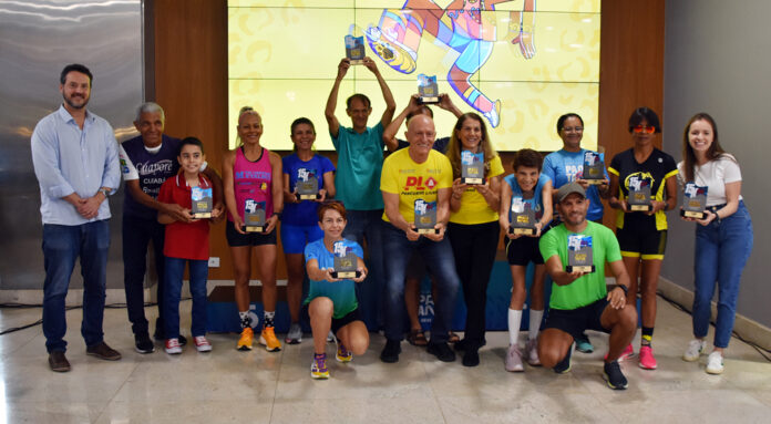 Campeões por faixa etária dos 15 km recebem troféus Campeões por faixa etária dos 15 km recebem troféus
