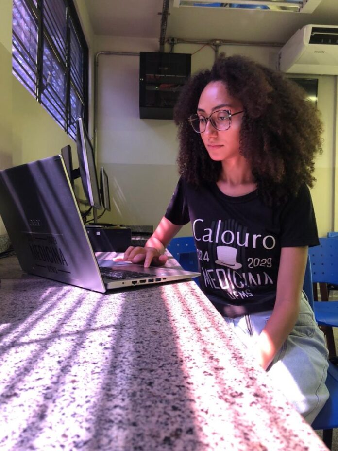 MS Supera: programa social ajuda bolsista a realizar sonho de MS Supera: programa social ajuda bolsista a realizar sonho de fazer medicina na UFMS