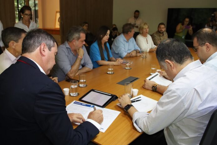 Para realizar sonho da casa própria, Governo de MS assina Para realizar sonho da casa própria, Governo de MS assina 258 novas moradias para Dourados e Naviraí