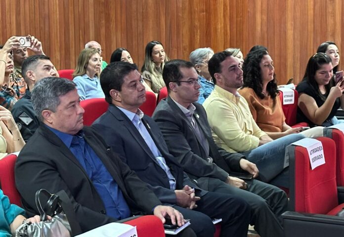 Polícia Civil é parceira do Governo de MS, na campanha Polícia Civil é parceira do Governo de MS, na campanha de arrecadação de brinquedos denominada “Caixa Encantada”