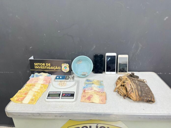 Polícia Civil fecha ponto de drogas em Naviraí e prende Polícia Civil fecha ponto de drogas em Naviraí e prende três em flagrante