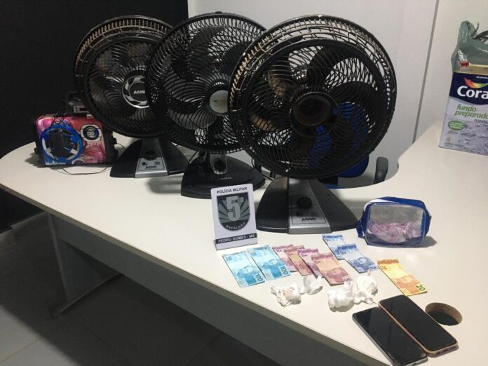 Polícia Militar prende jovem por tráfico de drogas e fecha Polícia Militar prende jovem por tráfico de drogas e fecha ponto de venda em Pedro Gomes