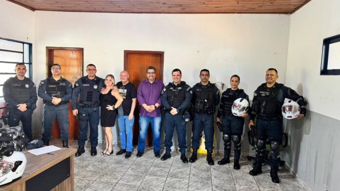 Policiais Militares recebem capacetes e equipamentos de proteção por meio Policiais Militares recebem capacetes e equipamentos de proteção por meio de parceria com a Prefeitura de Coxim