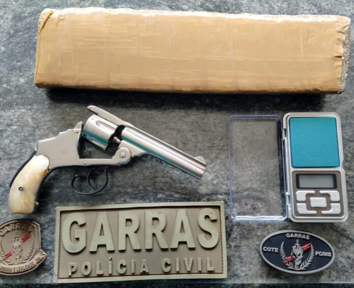 Durante cumprimento de mandado de prisão, Polícia Civil apreende arma Durante cumprimento de mandado de prisão, Polícia Civil apreende arma e drogas no Jardim Presidente, em Campo Grande