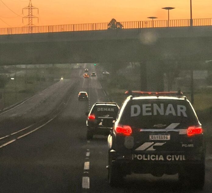 Mulher é presa com arma e munições durante cumprimento de Mulher é presa com arma e munições durante cumprimento de mandato em Campo Grande