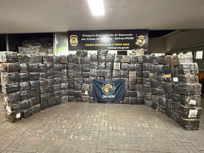 Polícia Civil apreende mais de 3 toneladas de maconha escondida Polícia Civil apreende mais de 3 toneladas de maconha escondida em carga de ração bovina em Dourados