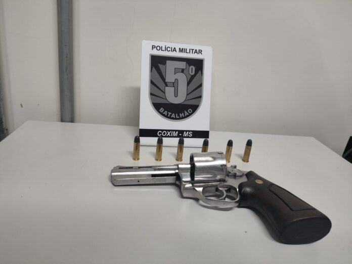 Polícia Militar apreende revólver e prende homem armado em Coxim Polícia Militar apreende revólver e prende homem armado em Coxim