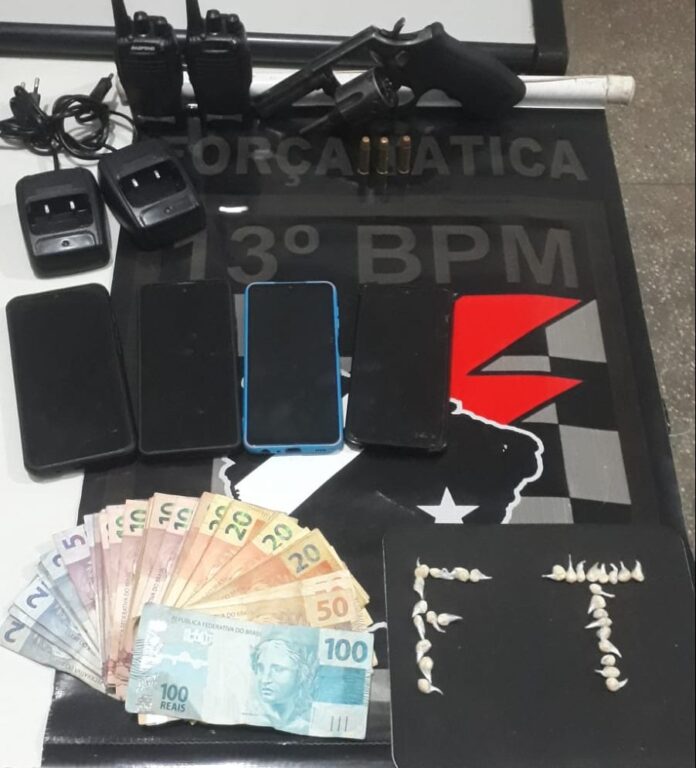 Polícia Militar desmantela ponto de venda de drogas, apreende arma Polícia Militar desmantela ponto de venda de drogas, apreende arma de fogo e prende três pessoas em Paranaíba