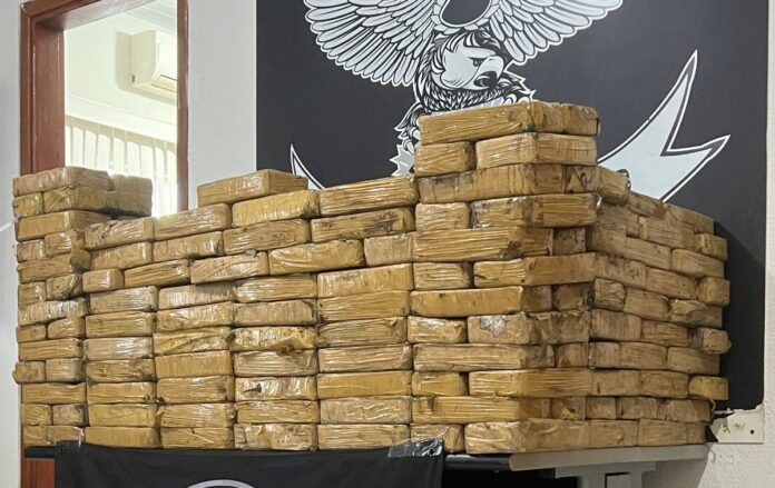 Policiais civis surpreendem suspeitos descarregando carga milionária de drogas e realiza prisão em flagrante