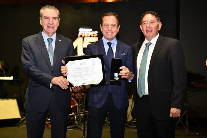 Presidente da ALEMS entrega Comenda do Mérito Legislativo a ex-governador Presidente da ALEMS entrega Comenda do Mérito Legislativo a ex-governador de SP