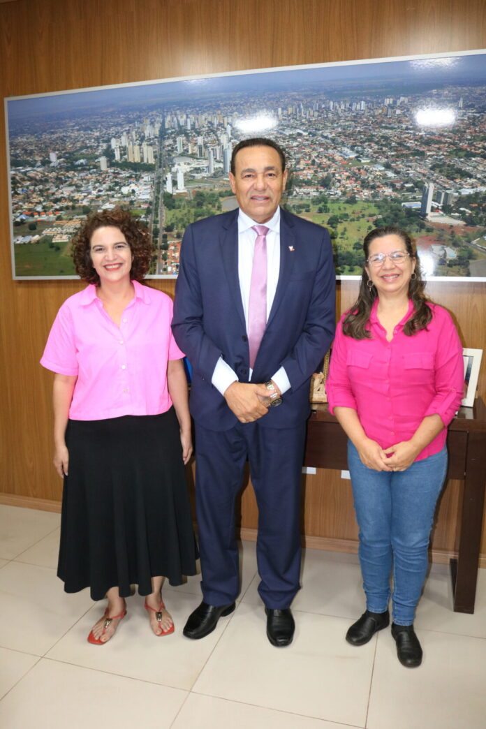 Carlão recebe coordenadora geral do Comitê de Cultura de MS Carlão recebe coordenadora geral do Comitê de Cultura de MS para falar de políticas públicas nos movimentos comunitários
