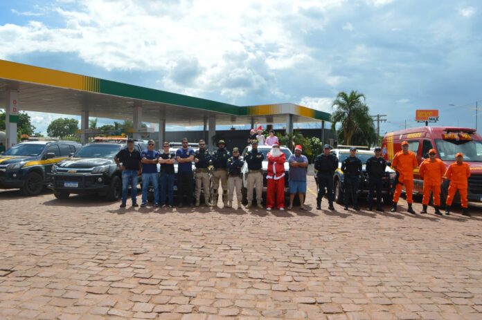 Forças de Segurança e Sociedade Civil levam alegria natalina às crianças de Coxim