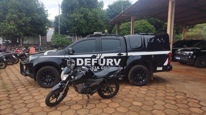 Polícia Civil apreende motocicleta com sinais identificadores adulterados Polícia Civil apreende motocicleta com sinais identificadores adulterados