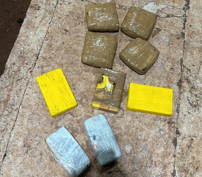 Polícia Civil prende três pessoas transportando drogas em um carro Polícia Civil prende três pessoas transportando drogas em um carro de Corumbá para Campo Grande