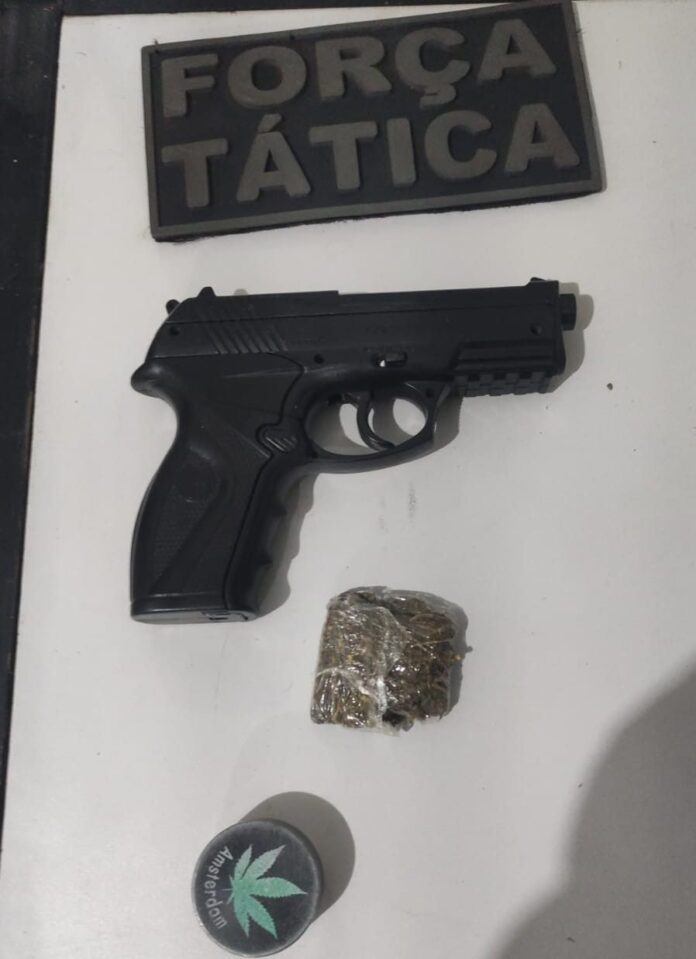 Polícia Militar em Três Lagoas prende autor de desobediência, resistência Polícia Militar em Três Lagoas prende autor de desobediência, resistência e porte de drogas de posse de simulacro de arma de fogo