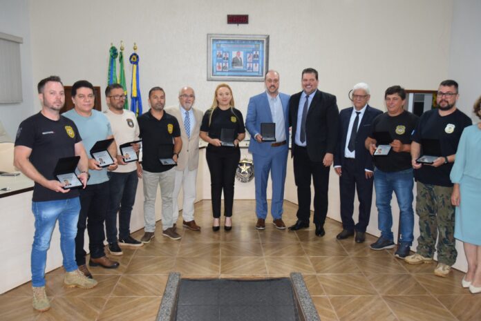 Policiais civis lotados em Iguatemi são homenageados pela Câmara Municipal Policiais civis lotados em Iguatemi são homenageados pela Câmara Municipal em reconhecimento aos serviços prestados à comunidade