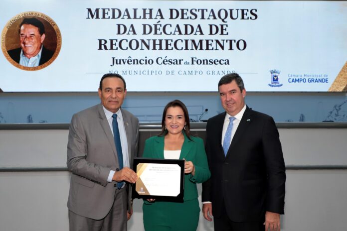 Por proposição do vereador Carlão, Governador e Prefeita são homenageadas com a medalha “Destaques da Década”
