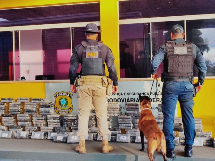 Ação conjunta entre PM e PRF apreendeu mais de 200 Ação conjunta entre PM e PRF apreendeu mais de 200 Kg de Cocaína