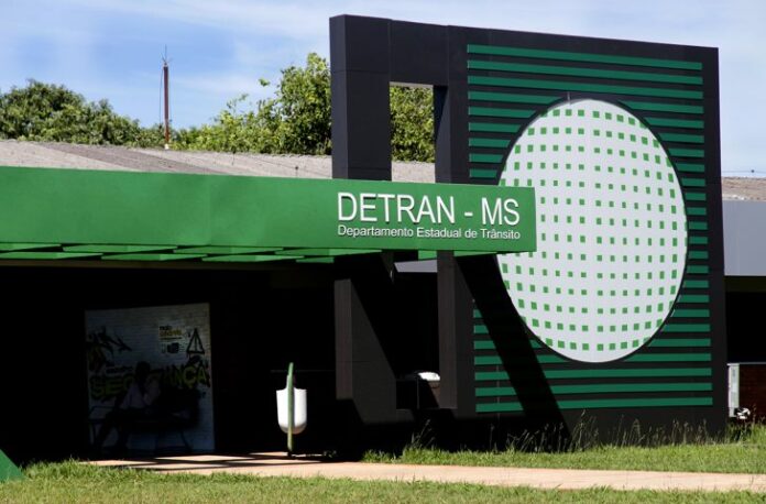 Detran alerta que não envia SMS ou e-mail com informações Detran alerta que não envia SMS ou e-mail com informações de suspensão da CNH à condutores
