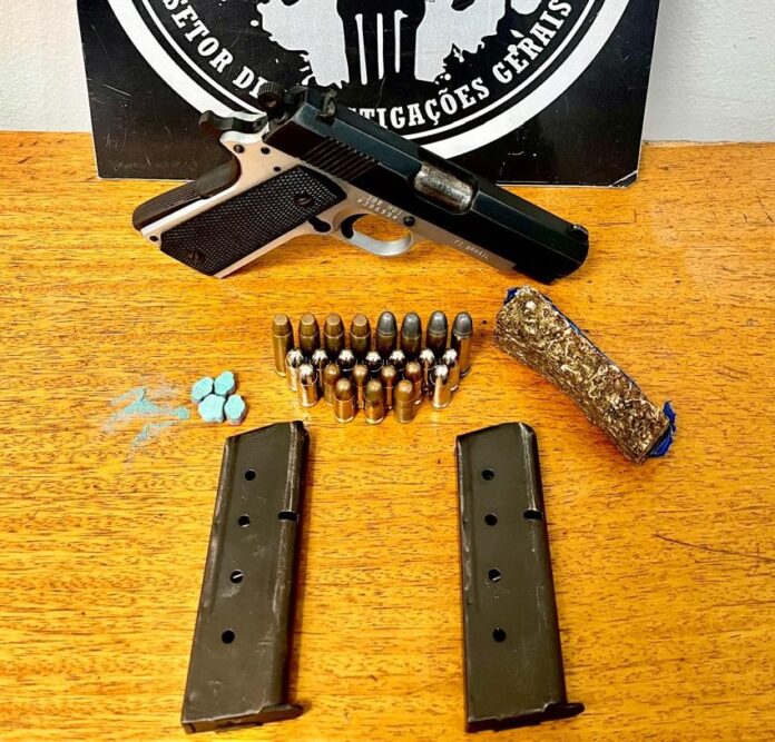 Homem portando arma de fogo, munições e drogas é preso Homem portando arma de fogo, munições e drogas é preso pela Polícia Civil em Três Lagoas