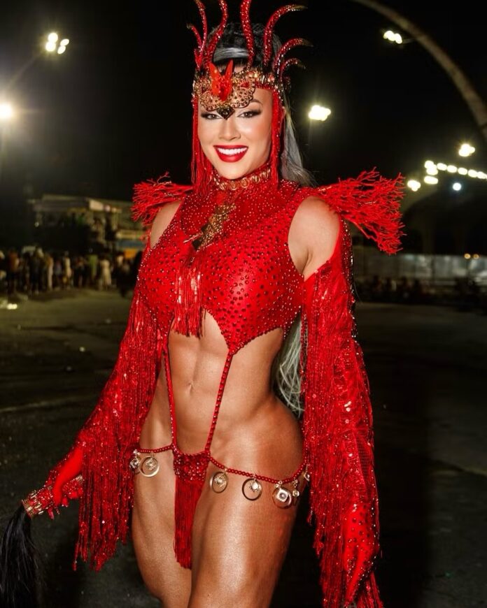 Juju Salimeni aposta em look ousado para esquenta de Carnaval Juju Salimeni com maiô cavado Reprodução Instagram - 21.1.2025