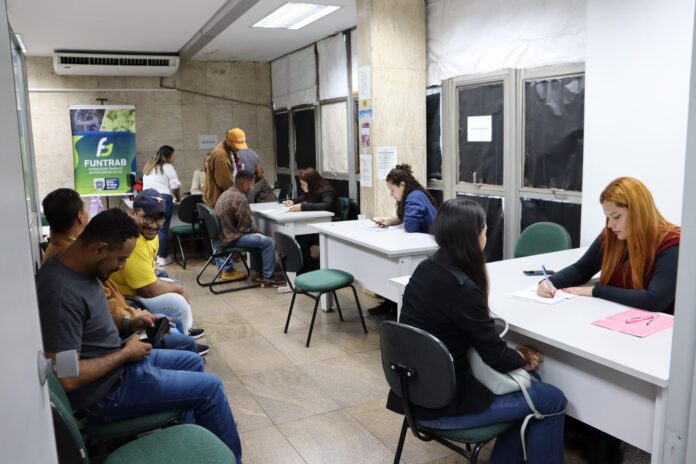 Mercado aquecido ‘abraça’ até quem vem de fora e casal garante emprego no Feirão da Empregabilidade