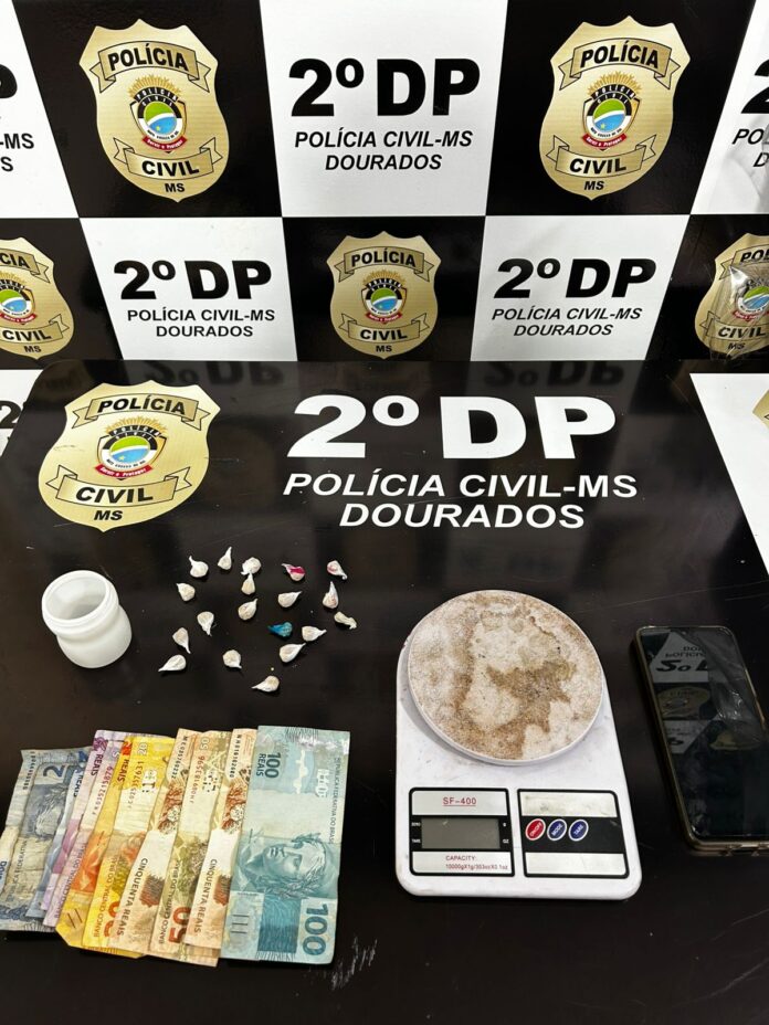 Polícia Civil cumpre mandado de busca e apreensão e prende Polícia Civil cumpre mandado de busca e apreensão e prende mulher por tráfico de drogas em Dourados