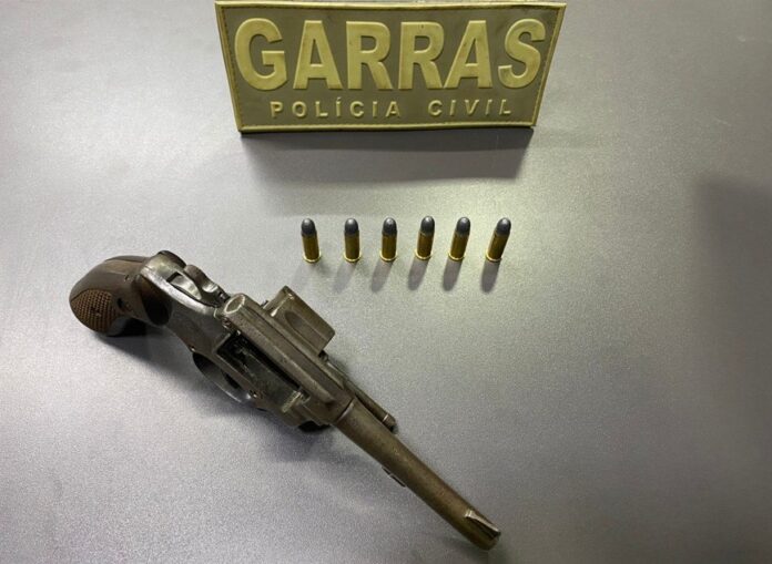 Polícia Civil prende homem em flagrante por posse de arma Polícia Civil prende homem em flagrante por posse de arma de fogo