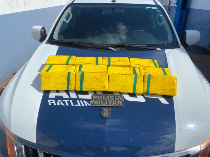 Polícia Militar prende casal com 20 quilos de cocaína na Polícia Militar prende casal com 20 quilos de cocaína na região de Inocência