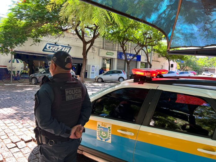Polícia Militar protege vítima de violência doméstica e contém agressor Polícia Militar protege vítima de violência doméstica e contém agressor armado em Corumbá