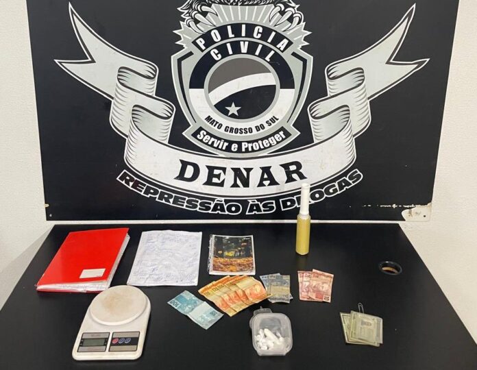 Policiais civis prendem 2 em flagrante e fecham ponto de Policiais civis prendem 2 em flagrante e fecham ponto de venda de drogas no Jardim Aeroporto