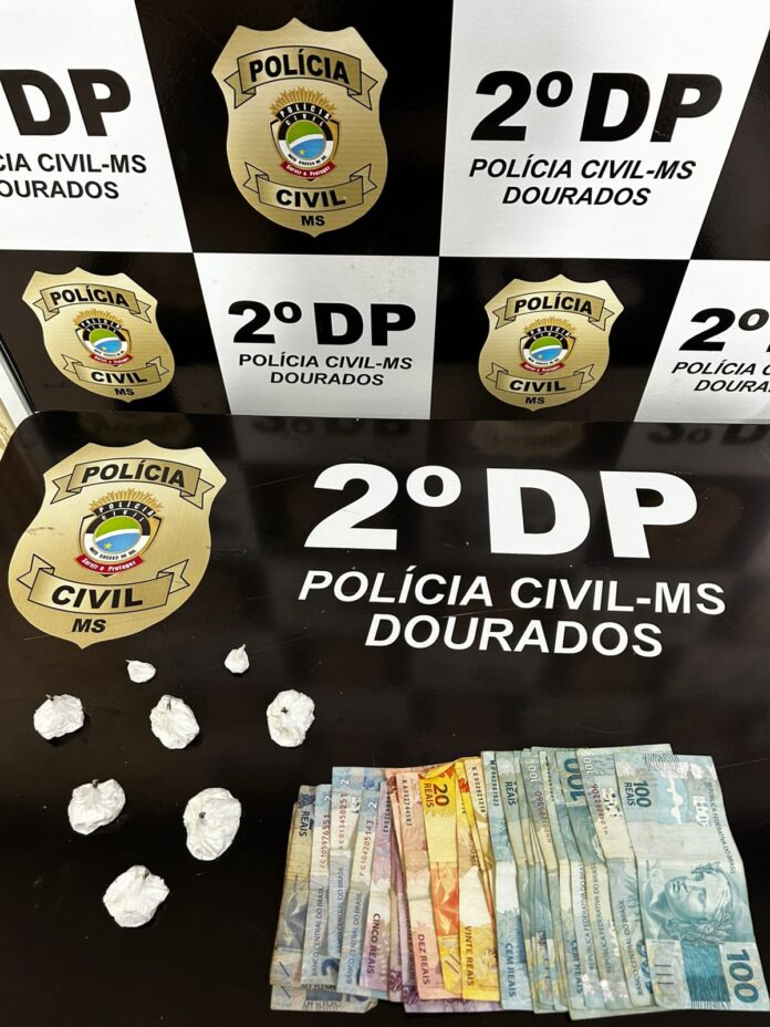 Mulher de 62 anos apontada como responsável por ponto de Mulher de 62 anos apontada como responsável por ponto de venda de drogas é presa em flagrante pela Polícia Civil em Dourados
