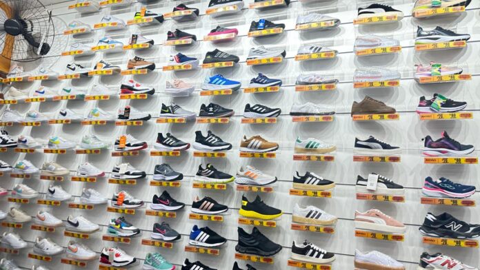 Polícia Civil apreende mais de 30 mil pares de tênis Polícia Civil apreende mais de 30 mil pares de tênis falsificados durante ação na Capital