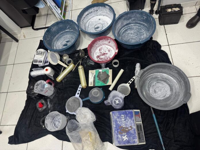 Polícia Civil localiza laboratório do tráfico, prende três suspeitos e Polícia Civil localiza laboratório do tráfico, prende três suspeitos e maquinário para produção de drogas em Campo Grande