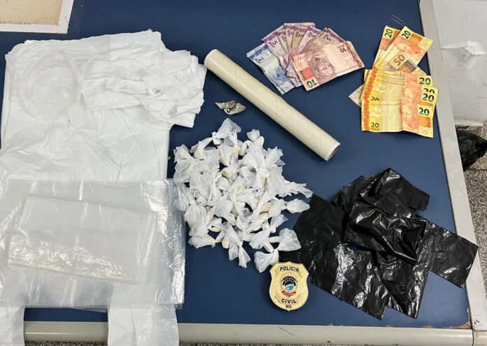 Polícia Civil prende em flagrante suspeito de tráfico de drogas Polícia Civil prende em flagrante suspeito de tráfico de drogas em cumprimento de mandado de busca e apreensão