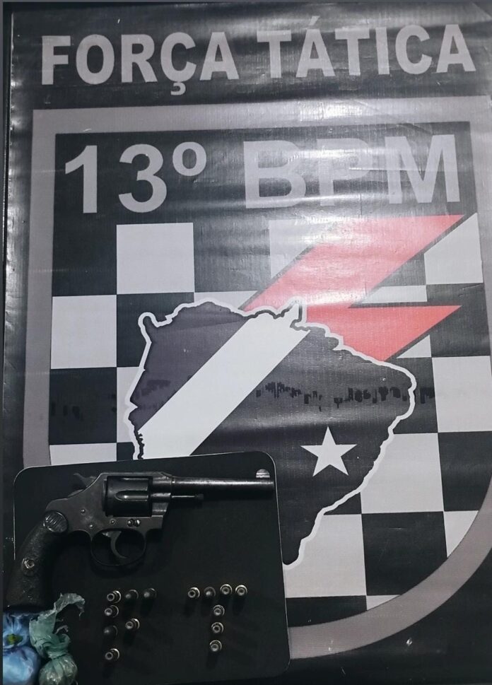Polícia Militar prende homem por porte de arma de fogo Polícia Militar prende homem por porte de arma de fogo e drogas em Paranaíba