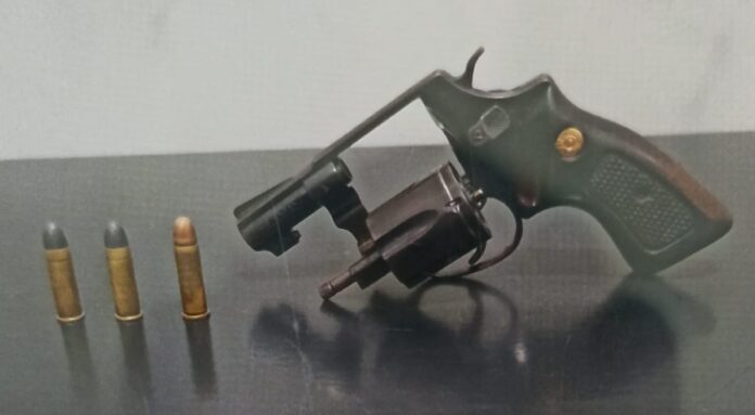 Policiais civis prendem, em flagrante, homem com arma de fogo Policiais civis prendem, em flagrante, homem com arma de fogo em Fátima do Sul