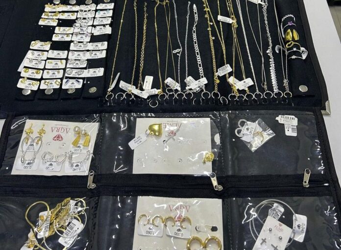 Policiais civis prendem homem que denunciou falsamente roubo de semijoias Policiais civis prendem homem que denunciou falsamente roubo de semijoias em Campo Grande