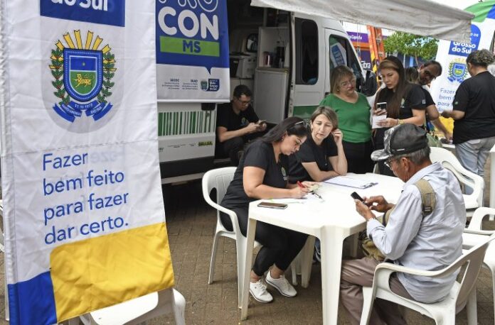 Procon de MS promove orientação a consumidores em shopping de Campo Grande