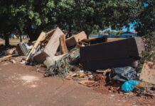 Da calçada ao bueiro, entenda como descarte irregular impacta na cidade