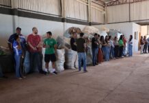 Água Clara formaliza contratação de catadores e garante salário mínimo a 13 famílias