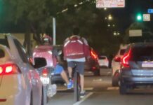 Ciclista pega “carona” em moto e arrisca a vida em avenida movimentada de Campo Grande