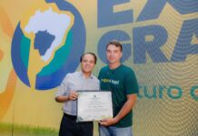 Coronel David entrega Diploma de Ilustre Visitante a Flávio Bolsonaro durante a Expogrande